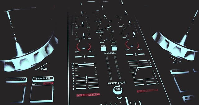Essentiële dj-gear: van draaitafels en mixers tot geluidssystemen en luidsprekers